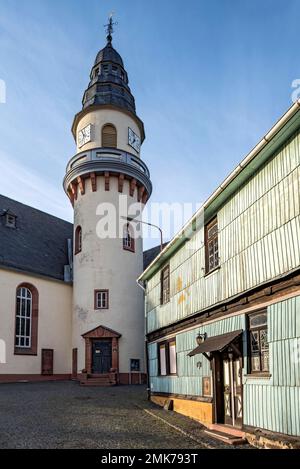 Chiesa protestante con campanile rotondo con tetto neo-barocco, edificio storico, scuola, vecchia scuola di latino, Birstein, Vogelsberg, Main-Kinzig Foto Stock