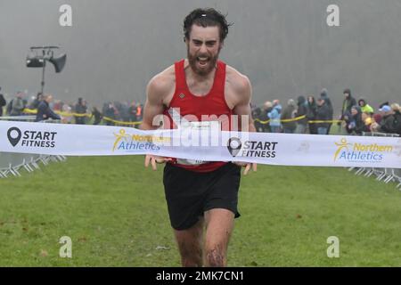 Blackburn, Regno Unito. Sabato, 28th gennaio 2023. Doccia leggera. Joe Steward, Salford Harriers & Athletics Club, no 525 vince 2023 Northern Athletics 2023 Start Fitness Northern Cross Country Championships, gara di uomini anziani. Witton Park, Blackburn. © Yoko Shelley Credit: Yoko Shelley/Alamy Live News Foto Stock