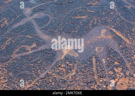 Il pannello di kudu danzante presso le incisioni rupestri di Twyfelfontein a ovest della città di Khorixas, Patrimonio Mondiale dell'Umanità, Damaraland, Regione di Kunene, Namibia Foto Stock