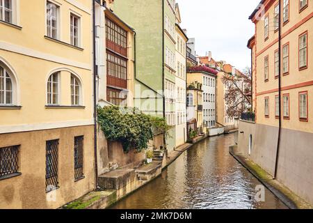 Bel canale Certovka, il canale del Diavolo, chiamato anche piccola Praga Venezia a Praga. Foto Stock