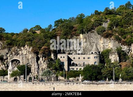 Bastione dei pescatori sul lato Buda di Budapest Ungheria. Il vecchio castello è stato ricostruito con torri e archi come sito patrimonio nazionale. Foto Stock