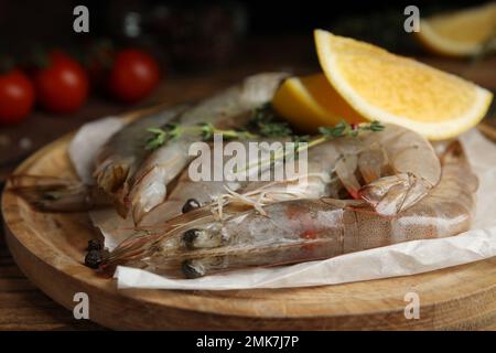 Gamberetti freschi crudi su tavola di legno, primo piano Foto Stock