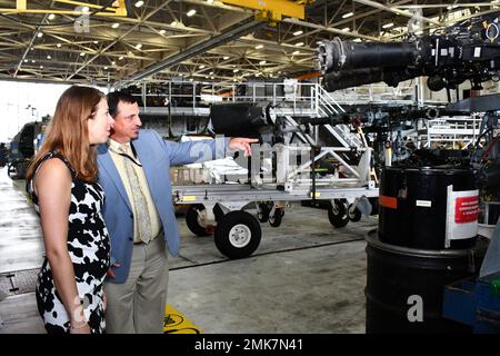 Il direttore della Divisione ambientale del Fleet Readiness Center East (FRCE), Andrew Krelie, a destra, indica una testa rotore H-53 al Segretario Elizabeth Baner del Dipartimento della qualità ambientale della Carolina del Nord, secondo da sinistra, durante la recente visita di Biser in FRCE. Foto Stock