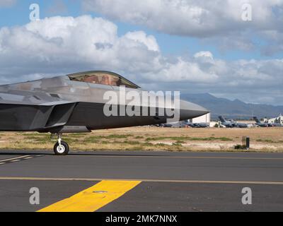 Un F-22 Raptor, pilotato dal col. Phillip L. Mallory, comandante in entrata della 154th Wing, taxi lungo la linea di volo 7 settembre 2022, alla base congiunta Pearl Harbor-Hickam, Hawaii. Mallory ha partecipato ad una cerimonia di cambio di comando in volo durante una routine di allenamento. Prima di assumere il comando dell'ala più grande della Guardia Nazionale aerea, Mallory è stato recentemente vice comandante dell'ala 154th, comandante del gruppo operativo 154th e comandante del gruppo di difesa aerea 298th. Foto Stock