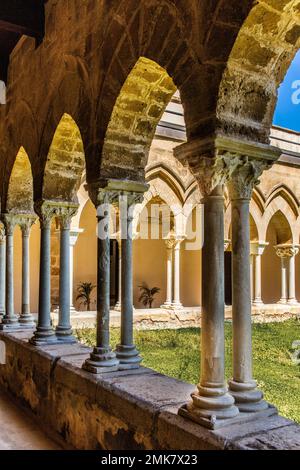 Chiostro, Cattedrale Normanna Santissimo Salvatore, Cefalù con il pittoresco centro storico, Cefalù, Sicilia, Italia Foto Stock