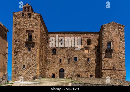 Castello fortificato, Castelbuono sulle montagne delle Madonie con centro storico, Castelbuono, Sicilia, Italia Foto Stock