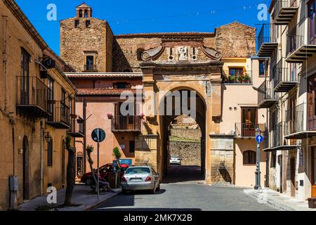 Castello fortificato, Castelbuono sulle montagne delle Madonie con centro storico, Castelbuono, Sicilia, Italia Foto Stock