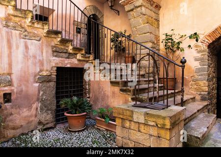 Castello fortificato, Castelbuono sulle montagne delle Madonie con centro storico, Castelbuono, Sicilia, Italia Foto Stock