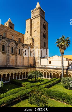 Chiostro, Cattedrale Normanna Santissimo Salvatore, Cefalù con il pittoresco centro storico, Cefalù, Sicilia, Italia Foto Stock