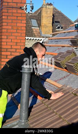 Tegole posate su nuovi bastoni sopra una membrana di sfiato sul tetto della casa ristrutturazione, Regno Unito Foto Stock