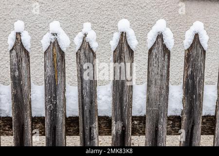 Un vecchio recinto di legno per picnic nel villaggio in inverno. Neve sulla recinzione. Messa a fuoco selettiva. Foto Stock