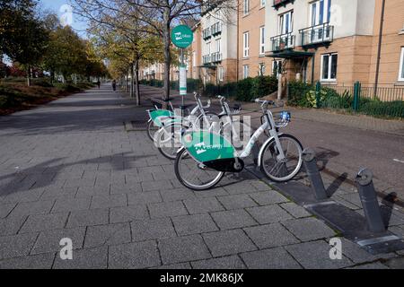 Biciclette OVO parcheggiate in uno stand, Cardiff, Galles del Sud. Gennaio 2023. Inverno Foto Stock