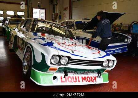 Scarperia, 3 aprile 2022: Dettaglio Ford Capri 3100 e 2600 RS nei box durante il Mugello Classic 2022 sul circuito del Mugello in Italia. Foto Stock