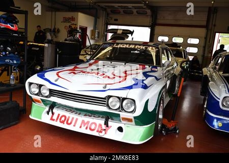 Scarperia, 3 aprile 2022: Dettaglio Ford Capri 3100 e 2600 RS nei box durante il Mugello Classic 2022 sul circuito del Mugello in Italia. Foto Stock