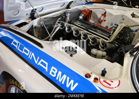 Scarperia, 3 aprile 2022: Dettaglio motore della BMW 3,0 CSL 1975 nei box durante il Mugello Classic 2022 sul circuito del Mugello in Italia. Foto Stock