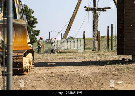 Soldati assegnati a Bravo Company, 52nd Brigade Engineer Battaglione, 2nd Stryker Brigade Combat Team, 4th Divisione Fanteria, preparare una torre di arrampicata smantellata per la demolizione a ft. Carson, Colom., 7 settembre. L'unità ha demolito l'area per migliorare le condizioni del sito e fare spazio a progetti futuri. Foto dell'esercito degli Stati Uniti di Major Jason Elmore. Foto Stock