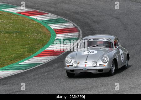 Scarperia, 3 aprile 2022: Porsche 356 (C) coupé 1964 in azione durante il Mugello Classic 2022 sul circuito del Mugello in Italia. Foto Stock