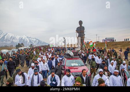 La gente cammina lungo il leader del Congresso indiano Rahul Gandhi ed ex ministro capo di Jammu e Kashmir Mehbooba Mufti (entrambi invisibili) durante il 'Bharat Jodo Yatra' o (Unite March India) in Anantnag Sud Kashmir. La marcia è un movimento di massa in corso, iniziato il 7th settembre 2022 organizzato dal Congresso Nazionale Indiano (un importante partito politico in India) guidato dal leader del partito Rahul Gandhi che, insieme ai suoi sostenitori, parte dei suoi cinque mesi di lunghezza (3.570km) (2.218 miglio) Oltre 150 giorni marciano a piedi in tutto il paese attraverso 12 stati da Kanyakumari in India meridionale a Kashmir in India settentrionale. Le vinacce Foto Stock