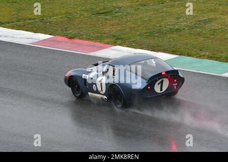 Scarperia, 3 aprile 2022: Shelby Cobra Daytona Coupe 1964 in azione durante il Mugello Classic 2022 sul circuito del Mugello in Italia. Foto Stock