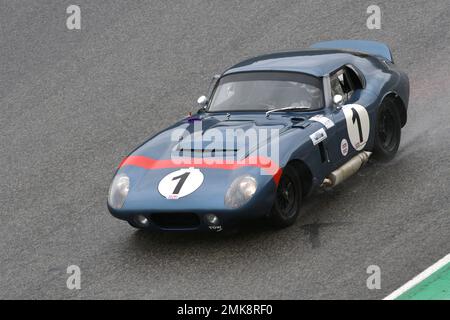 Scarperia, 3 aprile 2022: Shelby Cobra Daytona Coupe 1964 in azione durante il Mugello Classic 2022 sul circuito del Mugello in Italia. Foto Stock