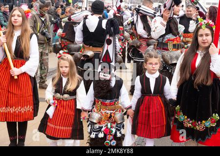 Pernik, Bulgaria. 28 gennaio 2023. I bambini che partecipano al Surva International Festival of Masquerade Games sono il più grande festival invernale d'Europa e la manifestazione più popolare e autorevole di giochi popolari tradizionali, maschere e costumi in Bulgaria. Quest'anno è il numero del festival 29th, che si tiene per tre giorni interi, con più di 10 000 partecipanti provenienti da tutta Europa. L'evento comprende numerosi concerti e workshop, bancarelle di bevande e cibo e attira l'attenzione di decine di migliaia di spettatori. Credit: Ognyan Yosifov/Alamy Live News Foto Stock