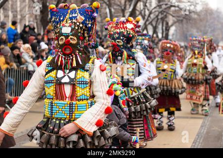 Pernik, Bulgaria. 28 gennaio 2023. Colorati e intricati costumi e maschere al Surva International Festival of Masquerade Games è il più grande festival invernale in Europa e, la manifestazione più popolare e autorevole di giochi popolari tradizionali, maschere e costumi in Bulgaria. Quest'anno è il numero del festival 29th, che si tiene per tre giorni interi, con più di 10 000 partecipanti provenienti da tutta Europa. L'evento comprende numerosi concerti e workshop, bancarelle di bevande e cibo e attira l'attenzione di decine di migliaia di spettatori. Credit: Ognyan Yosifov/Alamy Live News Foto Stock