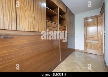 Camera da letto con biblioteca personalizzata con vecchi letti singoli pieghevoli in legno e pavimenti in parquet di quercia Foto Stock