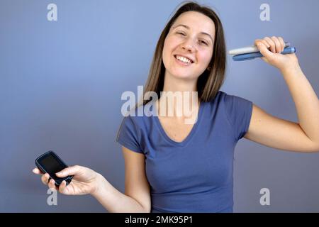 Ragazza che mostra flash glucosio monitor e penne insulina, sorridente Foto Stock