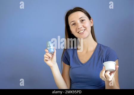 Ragazza che mostra flash glucosio monitoraggio patch applicatore Foto Stock