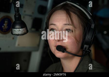 U.S. Air Force Tech. SGT. Megan Hatch, operatore del braccio 63rd Air Refuelling Squadron, attende i compiti di rifornimento aereo su un velivolo KC-135 Stratotanker assegnato alla 927th Air Refuelling Wing Over the Caribbean Sea, 7 settembre 2022. Benjamin Oatley, pilota di 63rd Air Refueling Squadron, vola un aereo Stratotanker KC-135 assegnato alla 927th Air Refuelling Wing Over the Caribbean Sea, 7 settembre 2022. Le operazioni aeree tra 12th Air Force e Air Mobility Command sono state parte di un esercizio di Partner Interoperability Training con Panama ed Ecuador per aumentare la capacità, migliorare le capacità Foto Stock