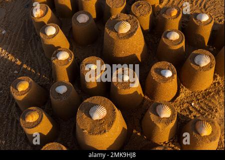 Francia, Calvados (14), Houlgate, castelli di sabbia con conchiglie sulla spiaggia Foto Stock