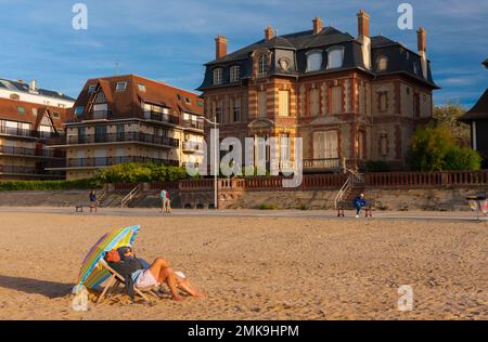 Francia, Calvados (14), Houlgate, spiaggia e Roland Garros passeggiata con le sue vecchie ville normanne Foto Stock