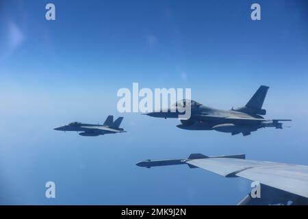 220907-N-NO777-1001 IONIAN SEA (SETT. 7, 2022) un F-16 Fighting Falcon, assegnato alla forza aerea ellenica, vola in formazione con F/A-18E Super Hornets, assegnato ai 'Knighthawks' di Strike Fighter Squadron (VFA) 136 durante una missione di addestramento tattico di combattimento aereo per aumentare l'interoperabilità tra gli alleati della NATO. La Carrier Air Wing (CVW) 7 è la componente offensiva dell'aria e dello sciopero di CSG-10 e della George H.W. Boccola CSG. Gli squadroni del CVW-7 sono VFA-143, VFA-103, VFA-86, VFA-136, Electronic Attack Squadron (VAQ) 140, Carrier Airborne Early Warning Squadron (VAW) 121, Helicopter Sea Combat Squad Foto Stock