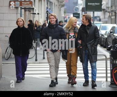 Milano, . 26th Jan, 2023. Milano, 26-01-2023 Valeria Mazza con il marito Alejandro Gravier e i loro figli Tiziano e Taina passeggia per le strade del centro, fermandosi ogni tanto per curiosare tra le vetrine delle boutique. Credit: Independent Photo Agency/Alamy Live News Foto Stock