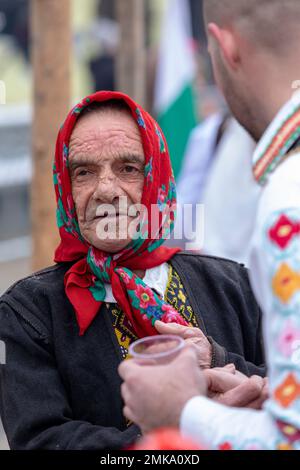 Pernik, Bulgaria - 28 gennaio 2023: Masquerade festival a Pernik Bulgaria. Persone con una maschera chiamata Kukeri danza e si esibiscono per spaventare il male spir Foto Stock