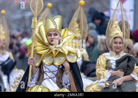 Pernik, Bulgaria - 28 gennaio 2023: Masquerade festival a Pernik Bulgaria. Persone con una maschera chiamata Kukeri danza e si esibiscono per spaventare il male spir Foto Stock