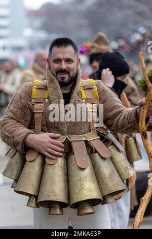 Pernik, Bulgaria - 28 gennaio 2023: Masquerade festival a Pernik Bulgaria. Persone con una maschera chiamata Kukeri danza e si esibiscono per spaventare il male spir Foto Stock