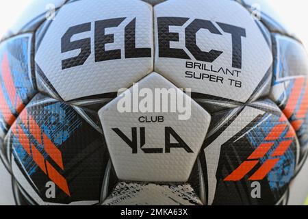 Aalter, Belgio. . 28th Jan, 2023. Match ball pictured before a female soccer game between Club Brugge Dames YLA and Eendracht Aalst il 18 ° matchday della stagione 2022 - 2023 del belga Lotto Womens Super League , sabato 28 gennaio 2023 ad Aalter , BELGIO . FOTO SPORTPIX | Stijn Audooren Credit: David Catry/Alamy Live News Foto Stock