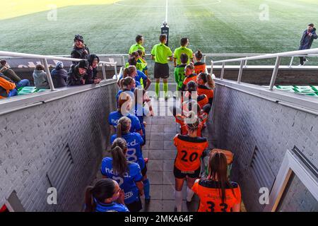 Aalter, Belgio. . 28th Jan, 2023. Arbitri e giocatori che entrano nel campo raffigurato prima di una partita di calcio femminile tra il Club Brugge Dames YLA e Eendracht Aalst il 18° giorno di incontro della stagione 2022 - 2023 del belga Lotto Womens Super League , sabato 28 gennaio 2023 ad Aalter , BELGIO . FOTO SPORTPIX | Stijn Audooren Credit: David Catry/Alamy Live News Foto Stock