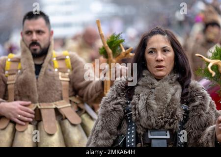 Pernik, Bulgaria - 28 gennaio 2023: Masquerade festival a Pernik Bulgaria. Persone con una maschera chiamata Kukeri danza e si esibiscono per spaventare il male spir Foto Stock