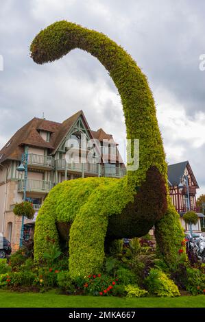 Francia, Calvados (14), Villers-sur-Mer, dinosauro vegetale di fronte all'Ufficio del Turismo Foto Stock