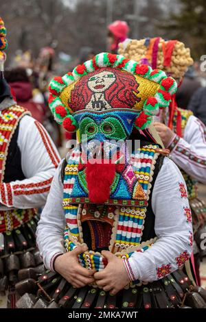 Pernik, Bulgaria - 28 gennaio 2023: Masquerade festival a Pernik Bulgaria. Persone con una maschera chiamata Kukeri danza e si esibiscono per spaventare il male spir Foto Stock