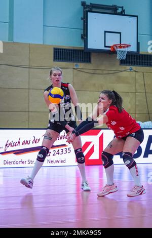 Neuwied, Germania. 28th Jan, 2023. Neuwied, Germania, gennaio 28th 2023: Sophie Dreblow (12 Dresda) gioca la palla durante il maintround del 1. Partita di pallavolo Bundesliga Frauen tra VC Newied 77 e Dresdner SC al Sporthalle Rhein-Wied palestra di Neuwied, Germania. (Norina Toenges/SPP) Credit: SPP Sport Press Photo. /Alamy Live News Foto Stock