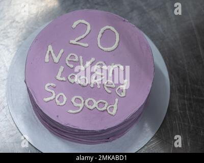torta ghiacciata di 20 anni decorata con una frase crema fatta a mano dal designer panettiere Foto Stock