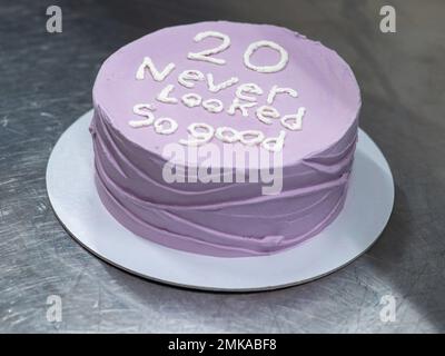 torta ghiacciata di 20 anni decorata con una frase crema fatta a mano dal designer panettiere Foto Stock