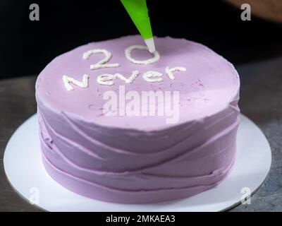 torta ghiacciata di 20 anni decorata con una frase crema fatta a mano dal designer panettiere Foto Stock
