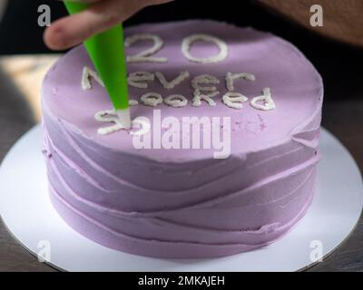 torta ghiacciata di 20 anni decorata con una frase crema fatta a mano dal designer panettiere Foto Stock