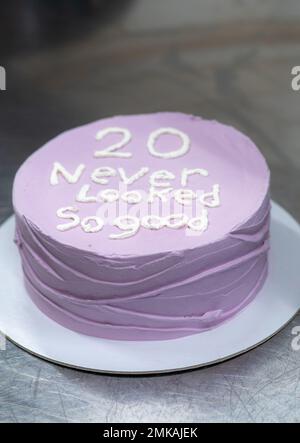 torta ghiacciata di 20 anni decorata con una frase crema fatta a mano dal designer panettiere Foto Stock