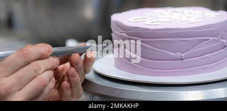 torta smerigliata di 20 anni decorata con una frase crema fatta a mano, perle, spolverate da designer panettiere Foto Stock