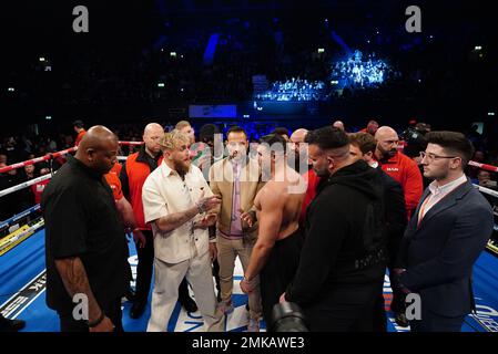 Jake Paul e Tommy Fury si affacciano sul ring all'OVO Arena Wembley, Londra. Data immagine: Sabato 28 gennaio 2023. Foto Stock